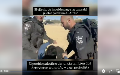 Las fuerzas israelíes detienen a un niño palestino en el pueblo Al-Atrash en Negev